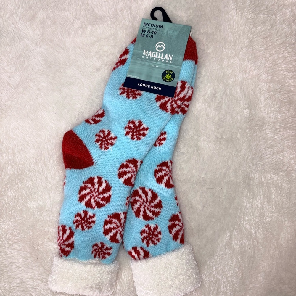 Magellan Outdoors Lodge Socks Size Medium Aloe Infused - Picture 2 of 4